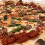 ピッツェリア ダ・チーロ - 有機アスパラと自家製サルシッチャのピザ