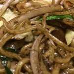 魚民 - 「東村山黒焼きそば」接写。「東村山 黒焼きそば」とは、秘伝の「イカすみ」と、幻のうま味酒と言われる鹿児島特産の「黒酒」、さらに様々な香辛料をブレンドした香り高い「黒ソース」を味のベースにした「焼きそば」である。