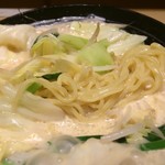 Uotami - 「もつ鍋 麺付」残り汁に麺を投入したところ。「牛もつ鍋」もビールには実によく合う。スープが白濁乳化豚骨スープでもあり、締めに投入する麺との相性も良い。