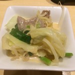 Uotami - 「もつ鍋 麺付」小皿に取り分けたところ。野菜のシャキシャキ感をギリギリ残した煮込み状態で戴いた際には、思わず、「うまっ！」と独りごちてしまった。(^^;;