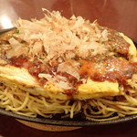 Kansai Fuu Okonomiyaki Yatsumami De Ippai Kibunya - 「長芋ふわとろお好み焼き」（税別690円）+「そば」（税別150円）