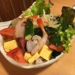 寿司居酒屋 や台ずし - サラダがいいとテンションあがる
            新鮮だし、美味しい
            これでワンコイン以下でした
            ヤバイよね！