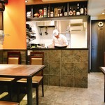 炭火焼肉 弁慶 - 店内