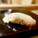 鮨みなと - ［2018/04］寿司③ 天然しまあじの握り 柑橘