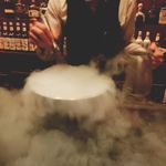 ラボラトリオ ディ アージョ - 液体窒素カクテル作製中。実験風景のよう。