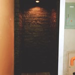 ラボラトリオ ディ アージョ - 入り口。見た目はただの壁です。