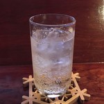 柳’ｓ BAR - 最初の一杯はタラモアデュ 炭酸割りで。