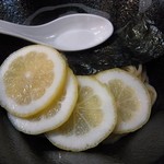 四ツ谷麺処スージーハウス - 付属のレモンスライス