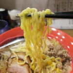 ラーメン 三五十五 - 極太ちぢれ麺で相性抜群。