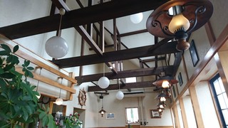 Nashinoki - 店内は天井が高く居心地の好い空間が広がってます。