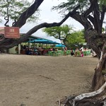 Lava Lava Beach Club - 海岸側からのアプローチ。