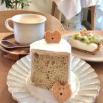 おやつセット 700円(税込)
          ✿キウイのタルト
          ✿ロイヤルミルクティー  
          紅茶のシフォン 300円(税込)
          クッキー 130円(税込)