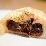 ジャン・フランソワ - 焼きチーズカレーパン@290円+税：断面