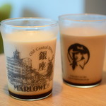 マーロウ - [左]ロイヤルミルクティープリン@税込918円：オープン1周年記念ビーカー /[右]エスプレッソプリン@税込810円