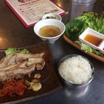 韓国料理とサムギョプサル 豚まる - サムギョプサル定食。ご飯は多めにしてもらった