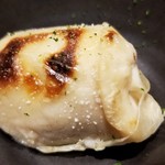 馳走 啐啄一十  - ③根付き真鯛(山口県周防大島産・2kg)の白子の炭火焼き
      虎河豚の白子とは異なり、穏やかなコクとクリーミーさ。
      火入れの絶妙さで旨みも増して、炭火焼きの香りも芳ばしい