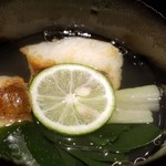 馳走 啐啄一十  - ⑥虎魚(広島県呉産)の炭火焼き、利尻根布(北海道礼文島船泊産・奥井海生堂の蔵囲4年もの1級)、鮪節の出汁
      虎魚は出汁に入っていたのに、芳ばしく食感もパリッとしています。