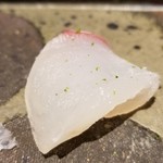 馳走 啐啄一十  - ⑦真鯛 (山口県柳井産・30%放血の脱水仕込み・5日寝かせ)
      いつも書いてますが一般的に産卵期の桜鯛は脂のりは落ち、それほど状態は良くありません。
      今回も相当に状態が良く、極上レベル。