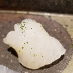 馳走 啐啄一十  - ⑨虎魚(広島県呉産・7日熟成)
      放血、神経〆、脱水処理(塩)
      敢えて昆布〆はされていません。
      削ぎ落とした魚本来の味わいを時間を掛けて旨みを引き出しています。
      素晴らしい虎魚のみの旨みです。