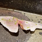 馳走 啐啄一十  - ⑫瀬付き真鯵(愛媛県産)
      3月~7月が産卵期なので、秋～冬とは脂のりは異なりアッサリ系になりますが、瀬付きなので脂のりよりも身の味わいが濃いのが特徴です