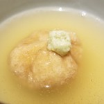 馳走 啐啄一十  - ⑰加賀蓮根饅頭(繋ぎ無し)の真昆布出汁餡
      丁寧に摺り降ろした加賀蓮根は表面を軽く揚げてあっても、柔らかみのある蓮根の薫りが、立ち登ります。
      真昆布の出汁餡は透明感があってクリアな旨みが味わえます。