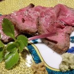 馳走 啐啄一十  - ⑱栃木牛(栃木県産・未経産牝牛)のイチボのローストビーフ
      備長炭でじっくり焼き上げられ、 芳ばしく薫り立っています。