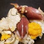 馳走 啐啄一十  - ⑲春トリュフ(イタリア産)ご飯(プレーン)にホタルイカと蝦夷馬糞雲丹のトッピング
      春トリュフの控えめながらも艶やかな薫りが立ち昇って来ます。