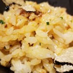 馳走 啐啄一十  - ⑲春トリュフ(イタリア産)ご飯(生玉子入り)にホタルイカと蝦夷馬糞雲丹のトッピング
      春トリュフの控えめながらも艶やかな薫りが立ち昇って来ます。
      今回はトリュフてんこ盛り&蛍烏賊&蝦夷馬糞雲丹の豪華版