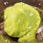 馳走 啐啄一十  - ⑳抹茶アイスと小豆アイスの二重奏
      柔らかな口溶けの抹茶アイスは、抹茶を竹原の湧水で立ててから手で泡立ててクリーミーな口触りに仕上げてあります。
      そしてその下にはしっかりした食感の小豆アイスがあります。