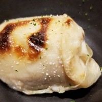 馳走 啐啄一十  - ③根付き真鯛(山口県周防大島産・2kg)の白子の炭火焼き
                虎河豚の白子とは異なり、穏やかなコクとクリーミーさ。
                火入れの絶妙さで旨みも増して、炭火焼きの香りも芳ばしい