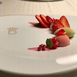 グランド ダイア - 章姫、半生、乳清  イチゴのムース、自家製のピスタチオ