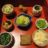 懐韻 - [八寸]ササミと人参葉の胡麻味噌和え、青菜のお浸し、帆立と鶉の燻製、若芽と新玉葱の土佐酢和え、他