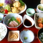 実乃花 - おすすめ定食は、刺身と茶碗蒸し付き