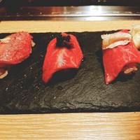 神楽坂焼肉 Kintan - 和牛握り3貫  左:炙り  中央:キャビア乗せ  右:フォアグラ