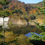 レストラン レインボー - 店内から見た虹の湖の紅葉