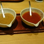 菅乃屋 - サラダのドレッシングは、トマト風味と、胡麻