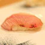 赤坂 すし 秀 - おまかせ10貫握り 1296円 の天然ブリ