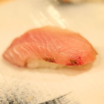 赤坂 すし 秀 - おまかせ10貫握り 1296円 の天然ブリ