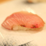 赤坂 すし 秀 - おまかせ10貫握り 1296円 の天然ブリ