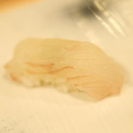 赤坂 すし 秀 - おまかせ10貫握り 1296円 のヒラメ