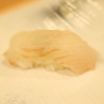 赤坂 すし 秀 - おまかせ10貫握り 1296円 のヒラメ