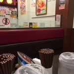 日高屋 - カウンターとテーブル席がありました