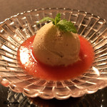 御料理 寺沢 - 自家製のイチゴのアイスクリームをストロベリーソースで