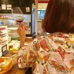 イタリアンバール ミーオ - 「後ろ姿をネタにしてもいい？」と私。『いいけどこのシャツ、ブランド品でもなんでもない、普通のやつだから、ちょっと恥ずかしいけど』と女性。「あ、グラスも持ってね」と私。「はい、チーズ」。