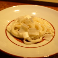 富小路 やま岸 - フグの白子そうめん(小豆島の太い麺を昆布締め)