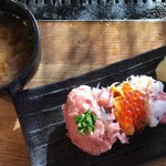 浜焼き しんちゃん - てんこ盛りの海鮮寿司