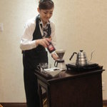 アバ - ソムリエール内藤さん(掲載了承)。コーヒーにも精通。彼女もリカーショップで好みの一本を選んでくれる