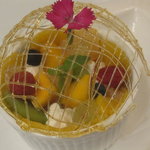 アバ - デザート、飴細工のドームがのったショコラ系ムースにフルーツ♪