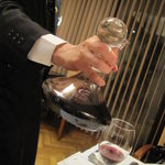 アバ - モンペイルー・ルゥ・マゼ。コスパの高いフランスワイン。千々和さんの手で、デキャンタに移され香りたつ