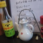 韓ノ華 - 卓上には減塩醤油・お酢・胡椒を配備